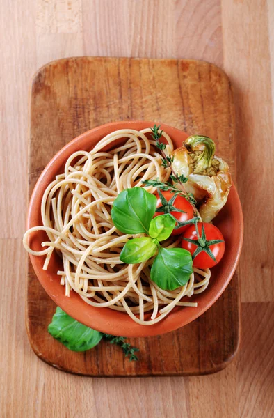 Gekookt Volkoren Spaghetti Een Kom Terracotta — Stockfoto