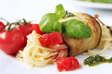 bir dilim kızarmış patlıcan sarılı spagetti