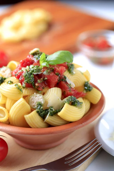 Macaroni Met Kappertjes Tomatenpulp Pesto — Stockfoto