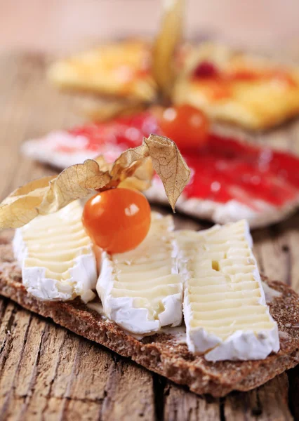 Kex med ost och marmelad — Stockfoto