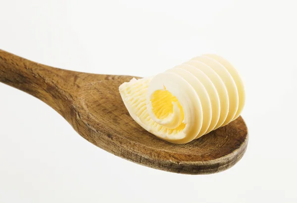 Masło curl na drewnianą łyżką — Zdjęcie stockowe