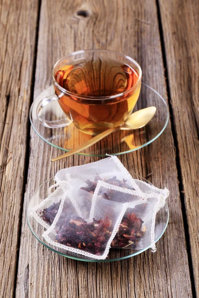 一杯のお茶とナイロンのティーバッグ — ストック写真