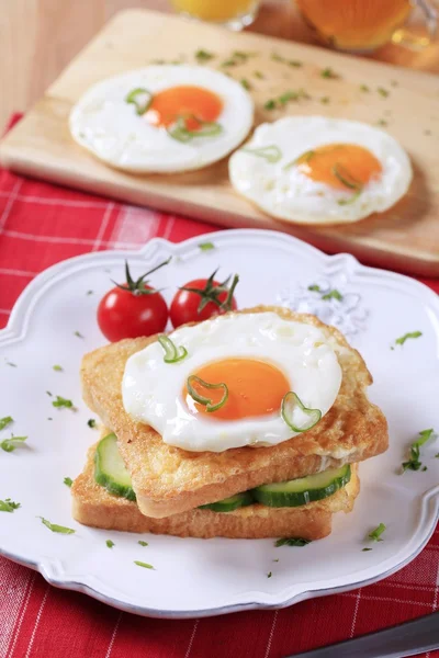 在烤好的面包上煎鸡蛋的早餐 — 图库照片