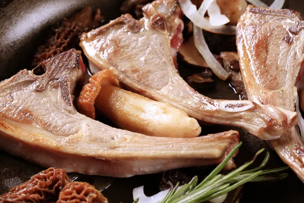 Roast lamb chops and mushrooms — Stockfoto