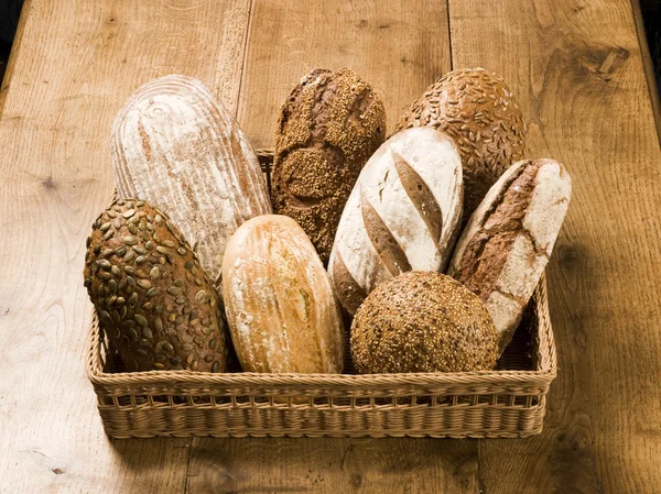Pães de pão em uma cesta — Fotografia de Stock