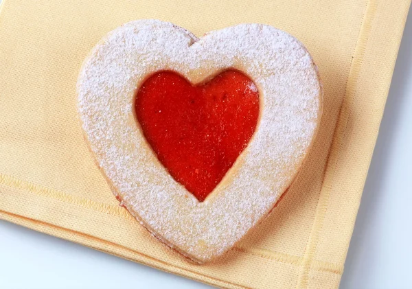 Herzförmiges Shortbread Cookie Mit Marmeladenfüllung — Stockfoto
