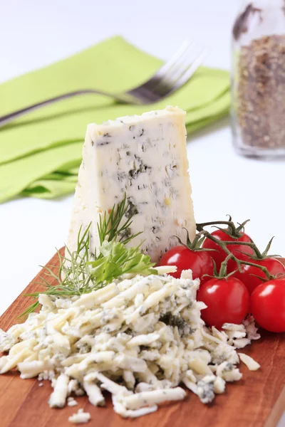 蓝奶酪和新鲜番茄切板上 — 图库照片