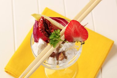 taze peynir ve bir cam tabakta sebze garnitür