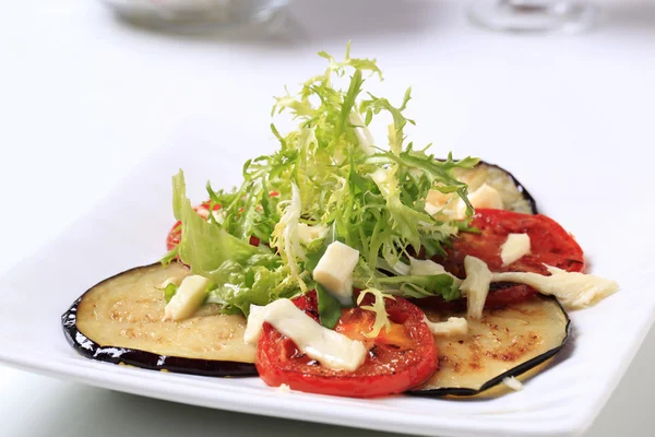 Fırında Patlıcan Domates Yeşil Salata Peynir Ile — Stok fotoğraf