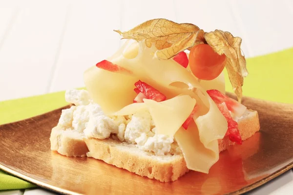 Sandwich Queso Cara Abierta Decorado Con Fruta — Foto de Stock
