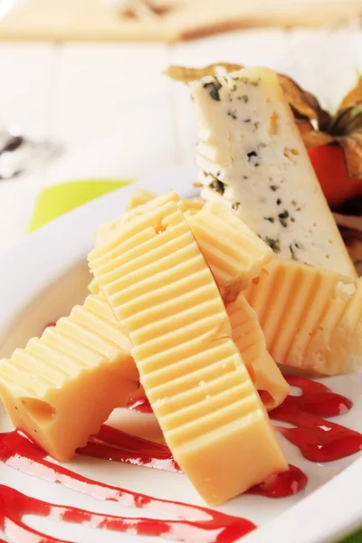 Kırmızı Sosla Süslenmiş Iki Çeşit Peynir — Stok fotoğraf