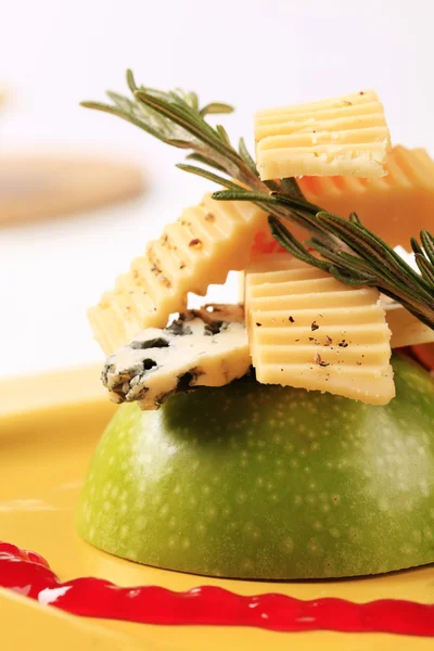 Appetizer Two Kinds Cheese Green Apple — Stock Photo, Image