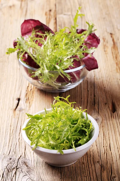 Tigelas Verdes Salada Frescos Close — Fotografia de Stock