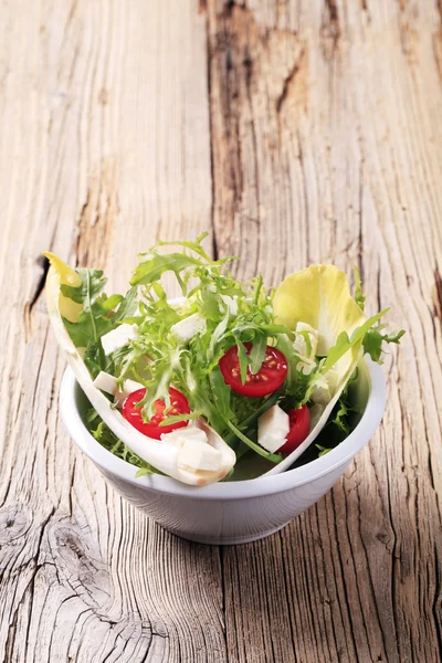 Yeşil Salata Domates Doğranmış Beyaz Peynir Ile — Stok fotoğraf