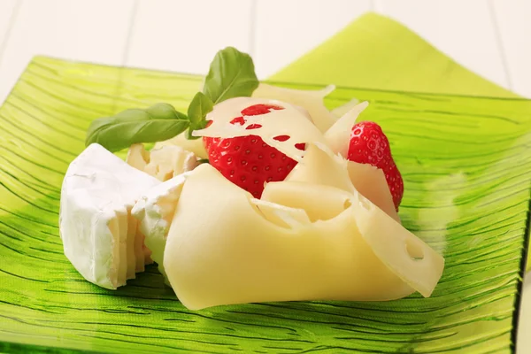 Käse und Erdbeeren — Stockfoto