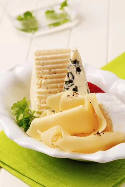 Patru Tipuri Diferite Brânză Într Castron — Fotografie, imagine de stoc
