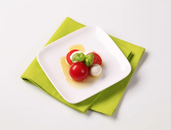 Baby mozzarella en tomaten — Stockfoto