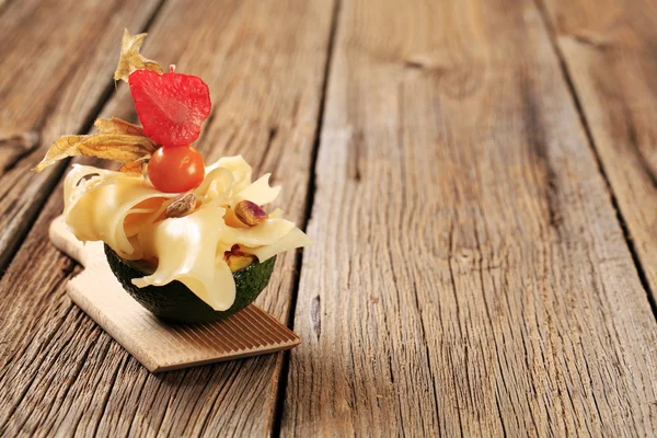 Avocado Slices Cheese Garnished Fruit — Stock Photo, Image