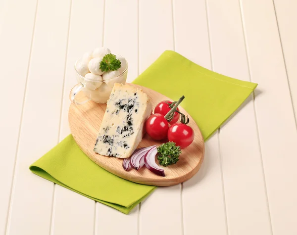 Blue Cheese Mozzarella Cutting Board — Stock Photo, Image