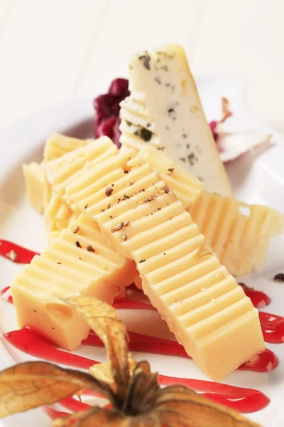 Kırmızı Sosla Süslenmiş Iki Çeşit Peynir — Stok fotoğraf
