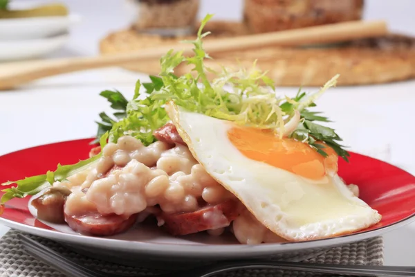 白豆とソーセージと卵焼き クローズ アップ — ストック写真