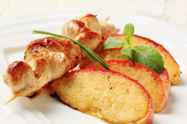 Spiedino di pollo e mela al forno — Foto Stock