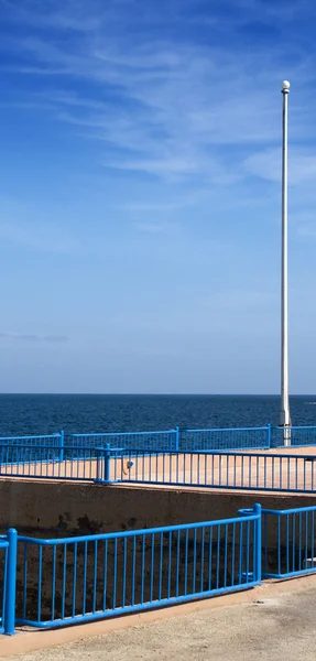 海の正面に背の高い信号光 — ストック写真