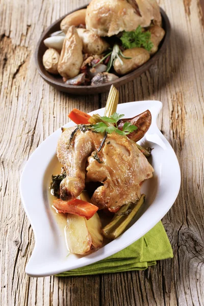 オーブン焼き鶏と野菜 クローズ アップ — ストック写真