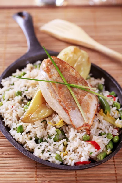 Smažená rýže a pečené kuře — Stock fotografie