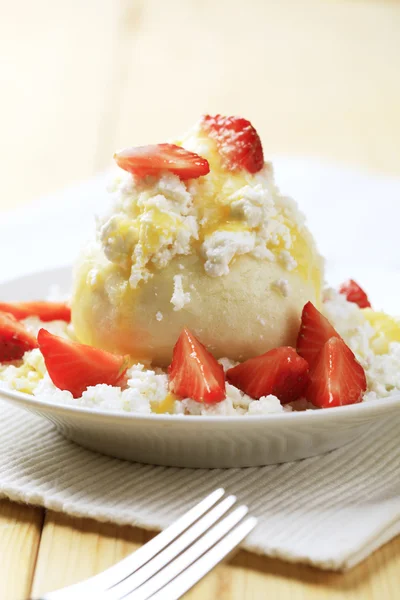 Erdbeerknödel Mit Quark Zucker Butter Und Frischen Erdbeeren — Stockfoto