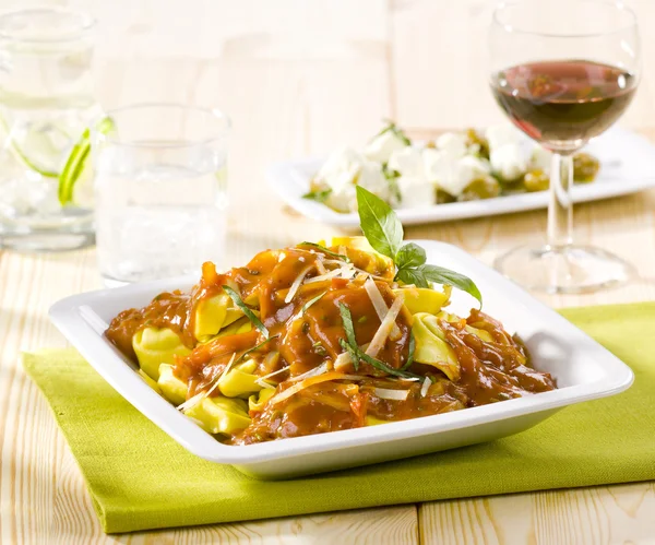 Tortellini Mit Sauce Und Käse Oliven Mit Feta Hintergrund — Stockfoto