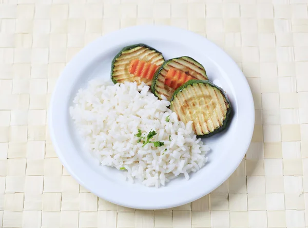 Κολοκυθάκια Σχάρας Και Άσπρο Ρύζι Ένα Πιάτο — Φωτογραφία Αρχείου