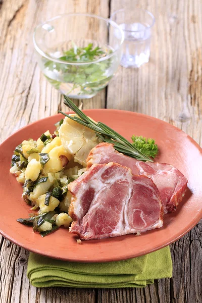 Gerookt varkensvlees en gemalen aardappelen — Stockfoto