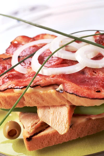 Traditionella Turkiet Och Bacon Club Sandwich Detalj — Stockfoto