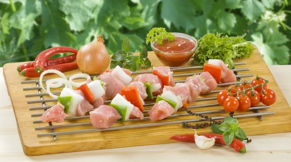 Chicken kebabs ready to be grilled — Stockfoto