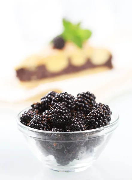 Bowl Fresh Blackberries Crumble Cake Background — Stock Photo, Image
