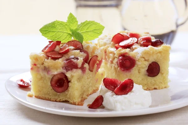 Slices Freshly Baked Cherry Sponge Cake — Stock Photo, Image