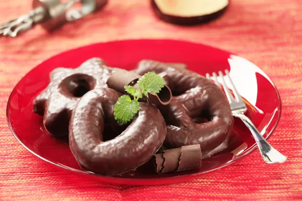 Lebkuchen Mit Schokolade Überzogen Auf Einem Roten Teller — Stockfoto
