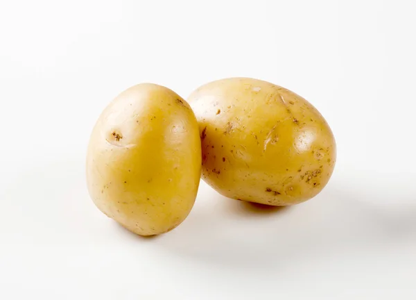 Duas Batatas Novas Cruas Não Descascadas Estúdio — Fotografia de Stock