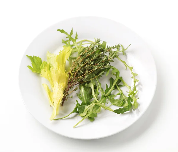 Sprigs Tomilho Verdes Salada Uma Chapa — Fotografia de Stock