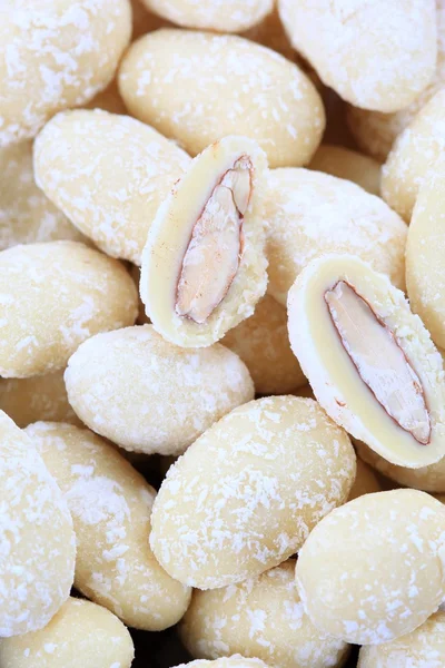 Almond Dalam Cokelat Putih Atau Yogurt Detail — Stok Foto