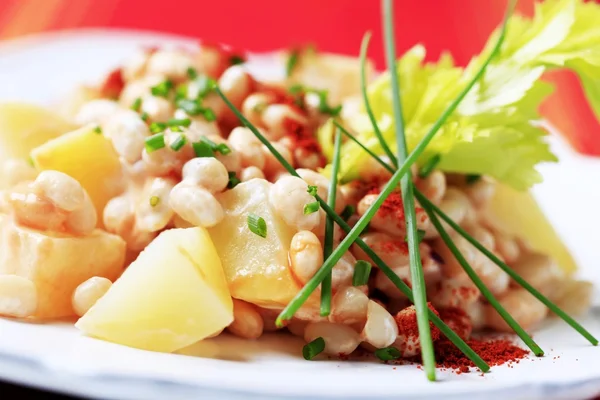 Witte Bonen Aardappel Salade Bestrooid Met Bieslook — Stockfoto
