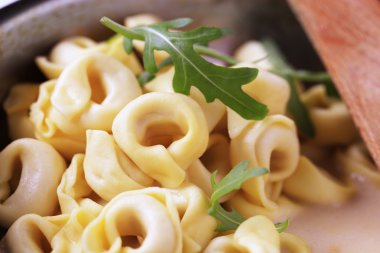 tortellini ve krema sosu bir tencerede