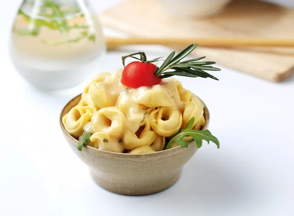 Tortellini en saus — Stockfoto