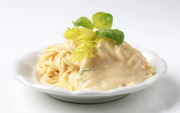 Spaghetti met romige saus — Stockfoto
