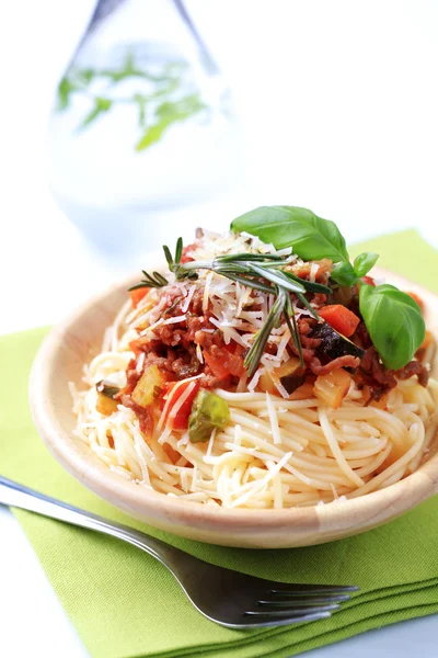 Spaghetti Und Soße Auf Fleischbasis Mit Käse Bestreut — Stockfoto