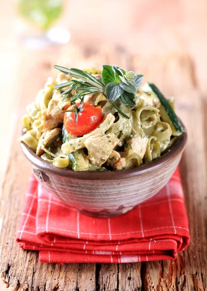 Spinach fettuccine with chicken, basil pesto and cream — Stock Photo, Image