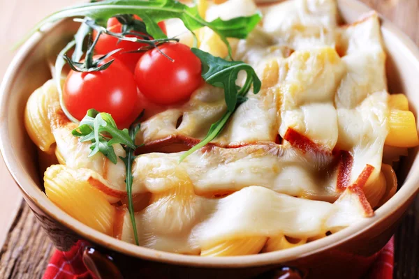 Macaroni Topped Smoked Cheese Casserole Dish — Stock Photo, Image