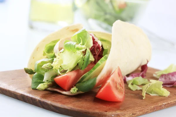 Kukorica tortilla és növényi saláta — Stock Fotó