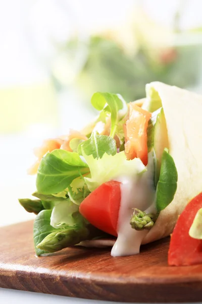 Tortilla Recheada Com Salada Legumes Salmão Defumado — Fotografia de Stock